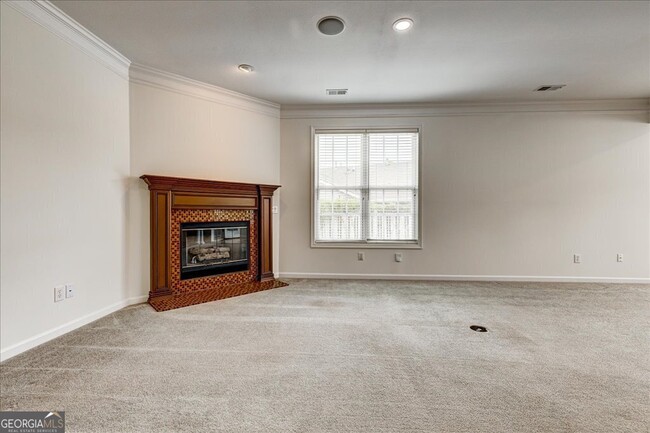 Building Photo - 1033 Pinehurst Dr
