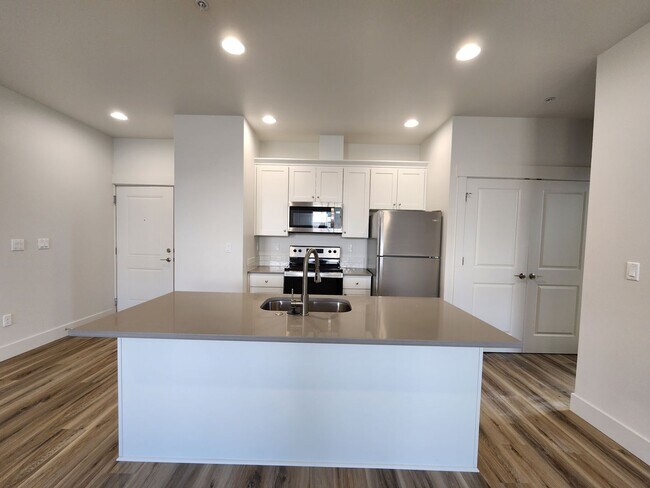 Building Photo - $500 MOVE IN SPECIAL - FREE RENT - Beautiful Brand New Modern Apartment Homes in Keizer