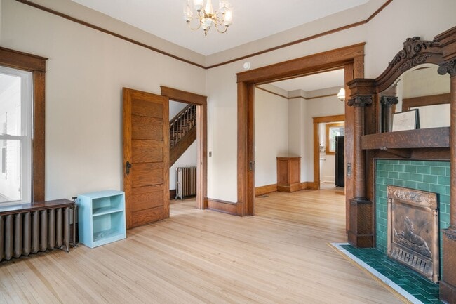 Building Photo - 4 to 5 bed / 2 Bath Just remodeled