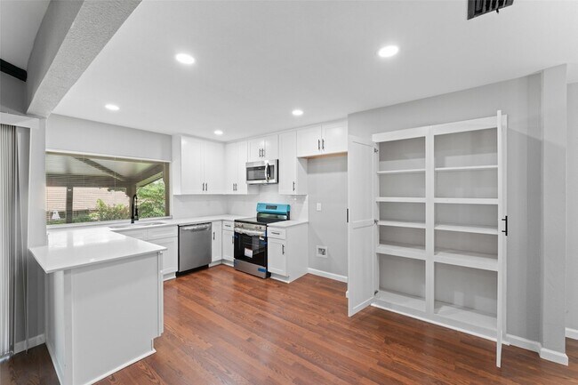 Building Photo - 1137 Via Balboa