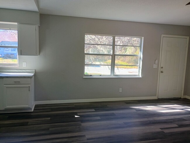 Building Photo - Adorable 2 bedroom 2 bathroom Duplex! Comp...