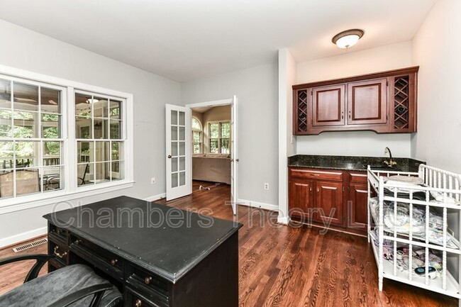 Building Photo - 2030 Spring Branch Dr