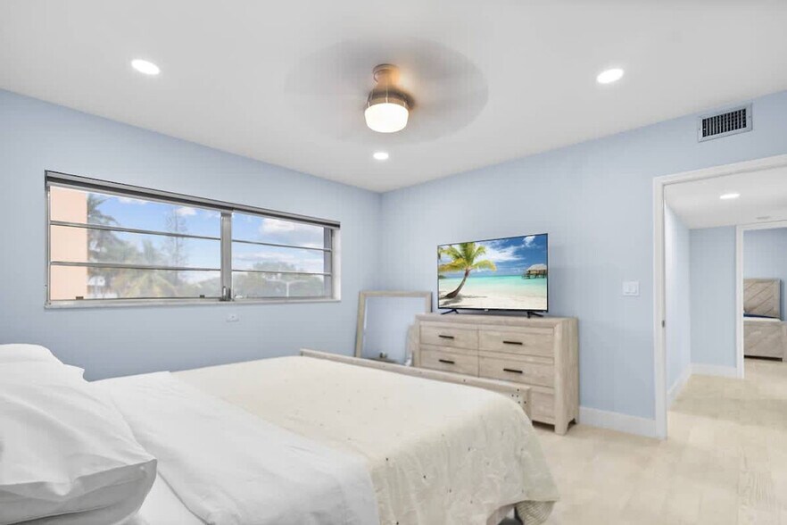 Building Photo - 2424 NE 9th St