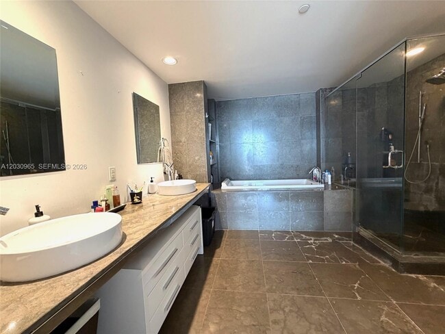 Building Photo - 475 Brickell Ave