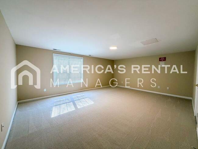 Building Photo - Spacious Five Bedroom Residence in Meadowbrook!