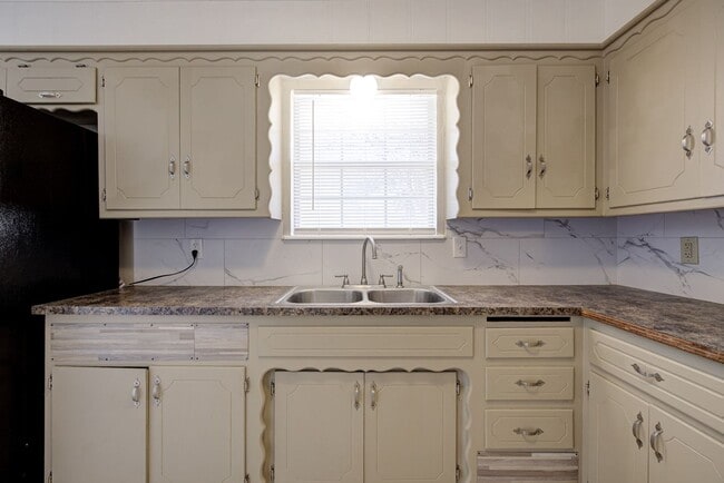 Building Photo - First Full Month's Rent Free! Spacious 3BD/1.BTH Home in Spencer