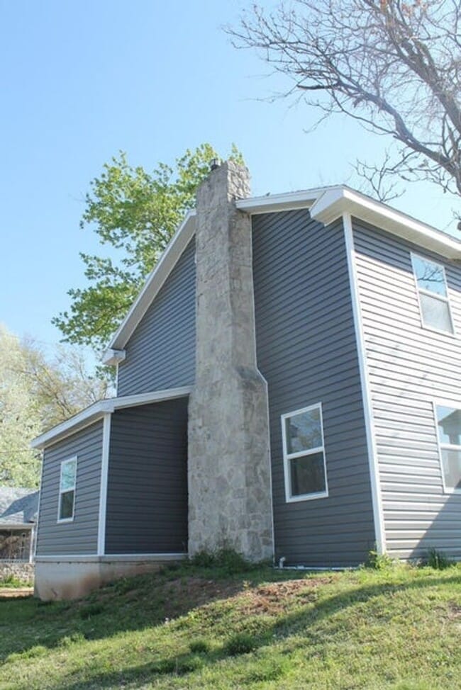 Building Photo - Modern Charm Meets Prime Location!