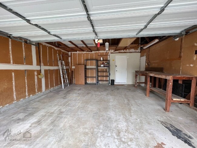 Building Photo - Homes Management - 3 bed, 2 bath home off Oak Hill