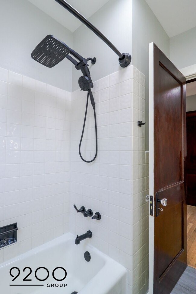 Building Photo - Newly Renovated 2Bed/1Bath in Charming Sou...