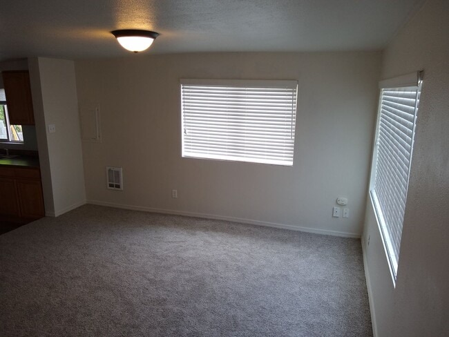 Building Photo - Retsil Rd. Duplex