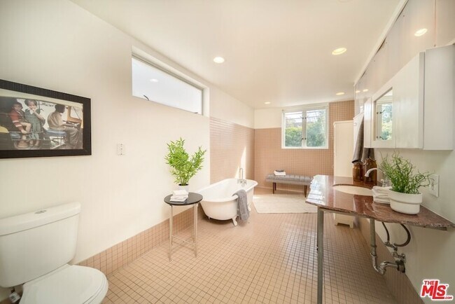 Building Photo - 46 Rose Ave