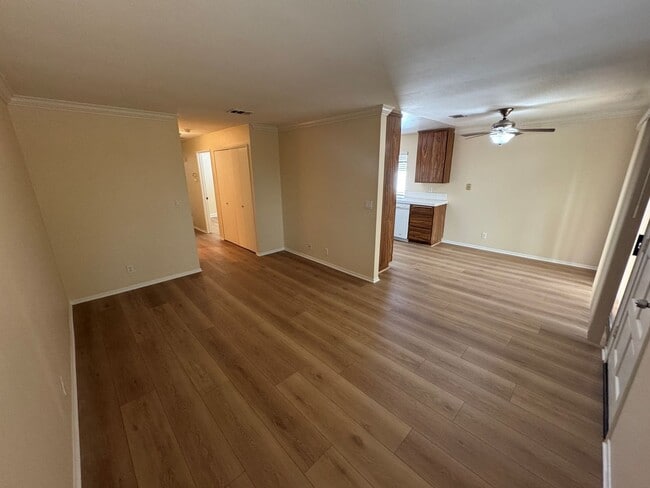 Building Photo - Beautiful 2+1.75 Upstairs Condo in Desirab...
