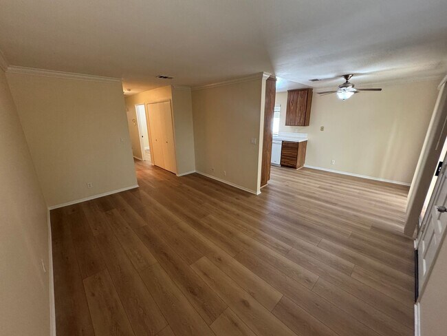 Building Photo - **MOVE-IN SPECIAL!** 2+1.75 Parkside Community Condo in Ventura