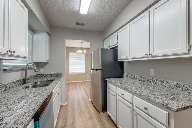 Building Photo - Updated 2 Bed, 2 Bath Home in Desirable Location