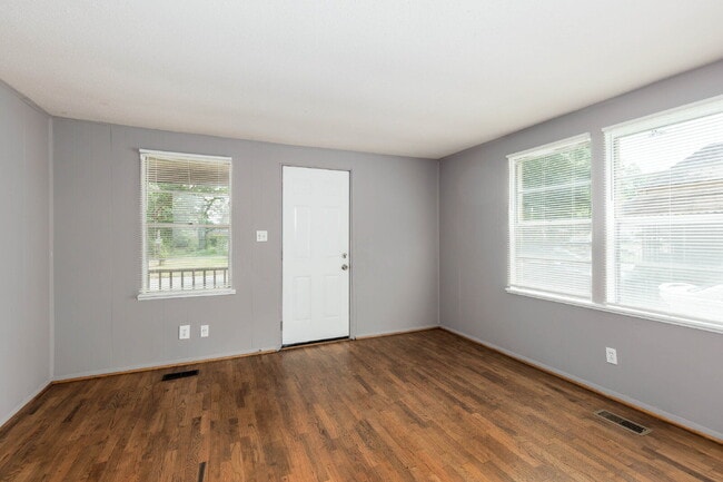Building Photo - 208 9th Ct S