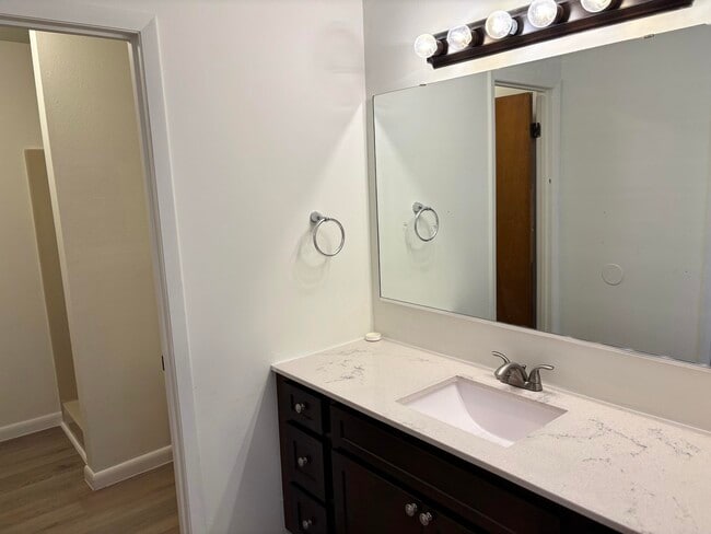 Building Photo - 32 7th Ave