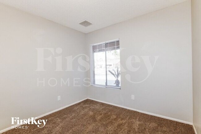Building Photo - 2733 E Larkspur Dr