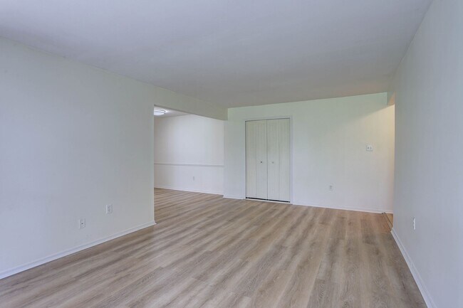 Building Photo - 2 BR/2 BA Garden Level Condo