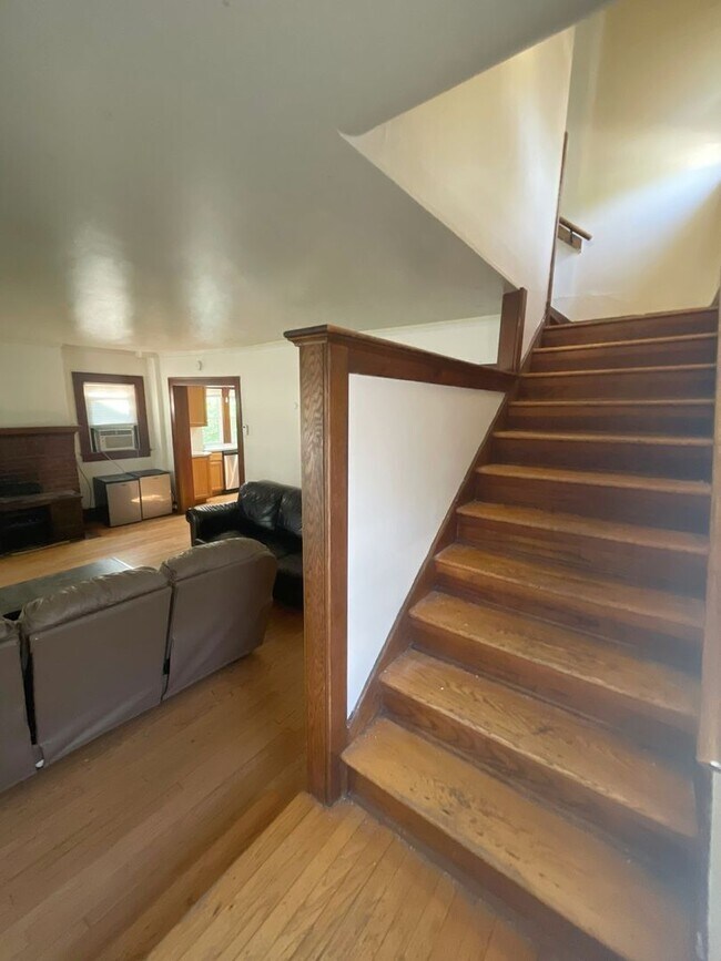 Building Photo - 926 Sylvan Ave