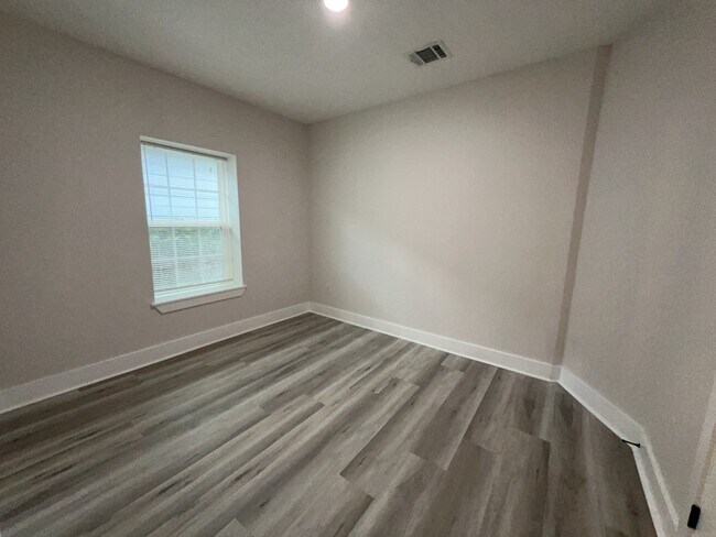 Building Photo - 224 Everton St