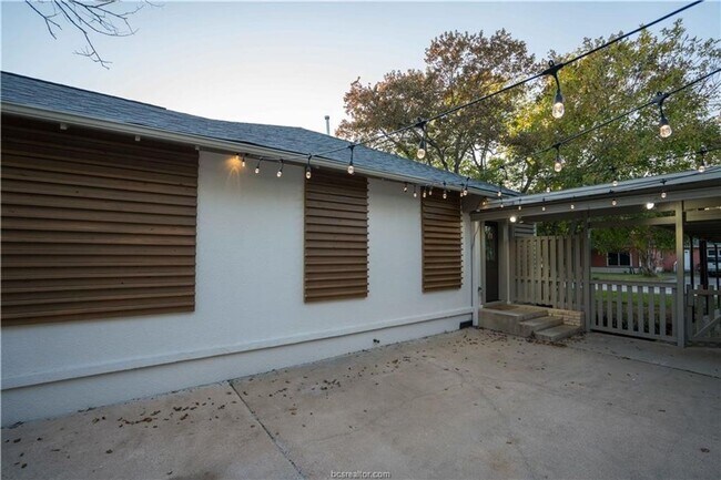 Building Photo - AUGUST 2026 PRE-LEASE!! Stunning Remodeled...