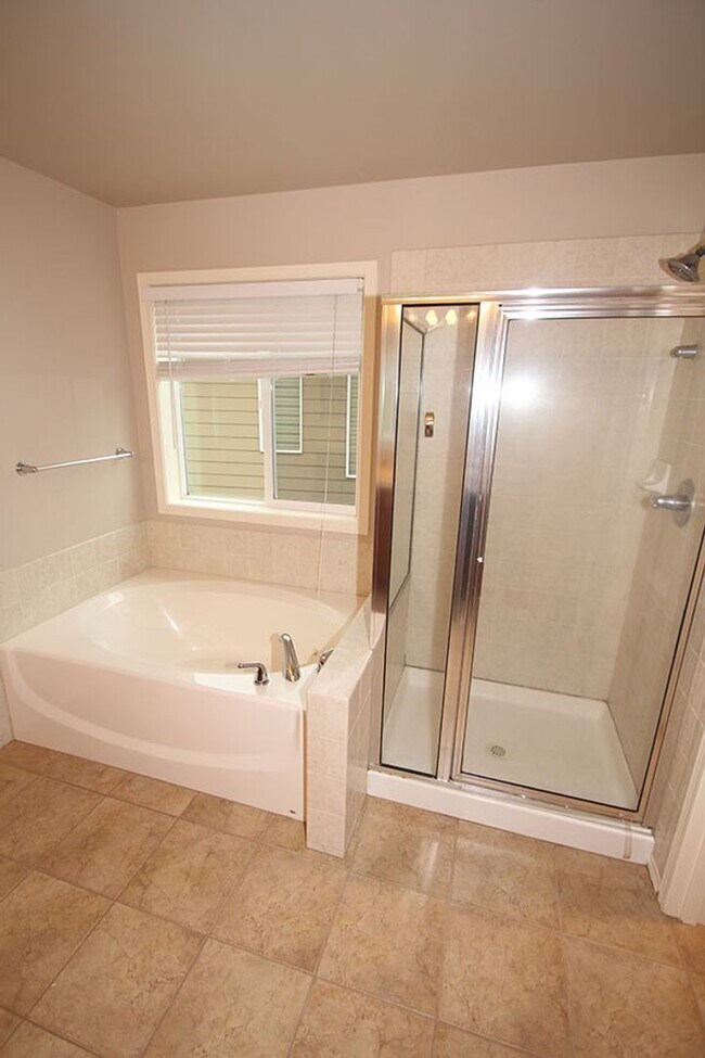 Building Photo - 4 BEDROOM WOODBRIDGE REDMOND HOME FOR RENT...