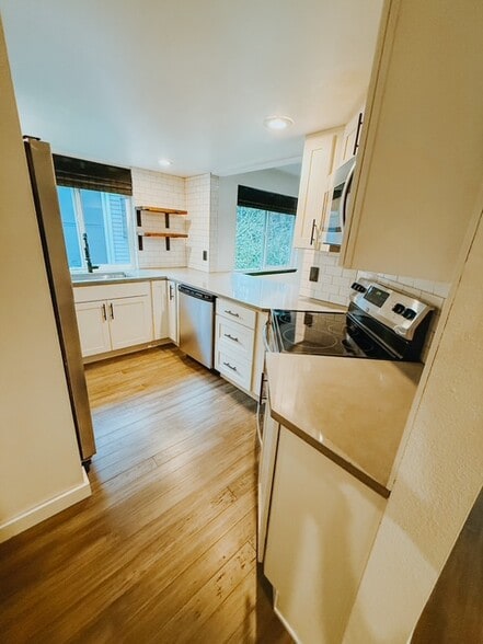 Building Photo - 911 N 163rd St