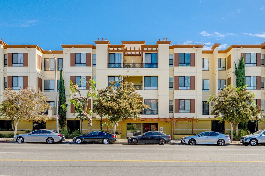Building Photo - 6938 Laurel Canyon Blvd
