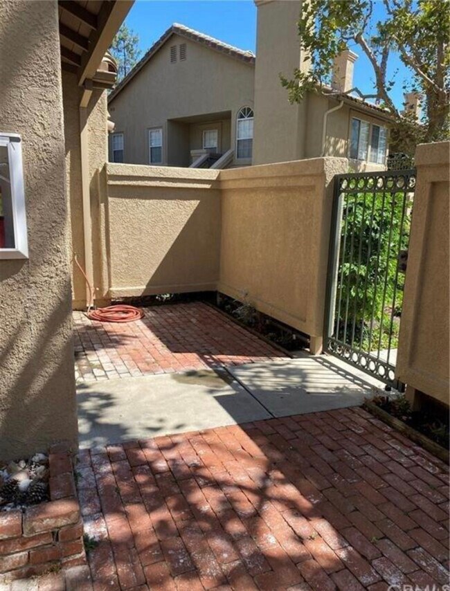 Building Photo - 14 Hillgate Pl