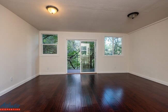 Building Photo - Stunning & Spacious Home | Panoramic Views