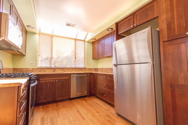 Building Photo - Tri-Level 3 bedroom 3 bath Home in Heart o...