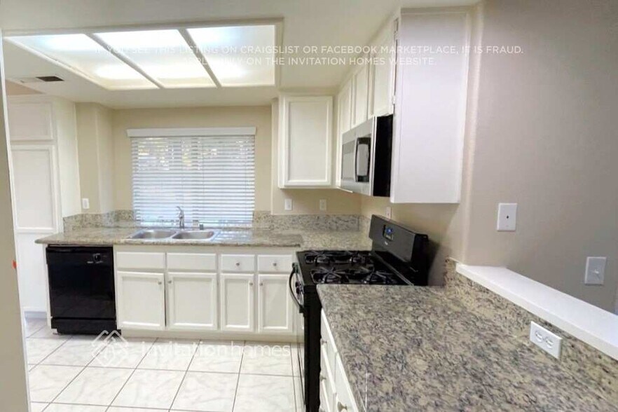 Building Photo - 40122 Cannes Ct