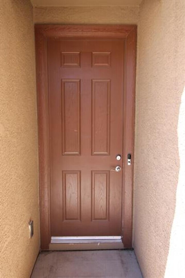 Building Photo - Desirable La Estancia Neighboorhood