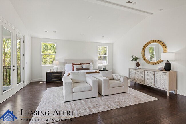 Building Photo - 5011 Hayvenhurst Ave