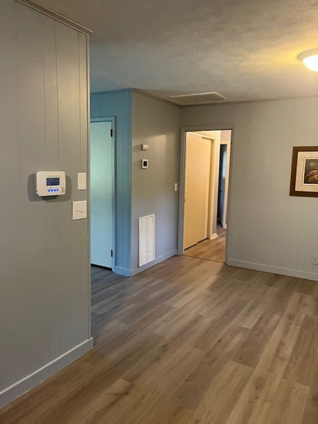Building Photo - 4 Bedroom Ranch- Close to Town!
