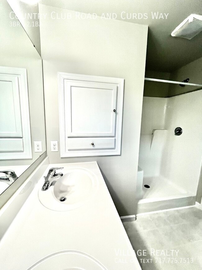 Building Photo - 703 Country Club Rd