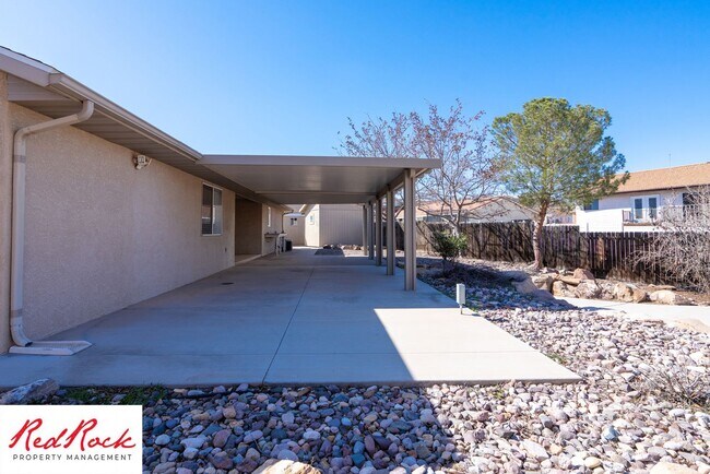 Building Photo - Spacious 3 Bedroom Single-Level Home in Bl...
