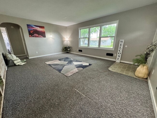 Building Photo - 2 bed, 1 bath home for rent in Hudson available IMMEDIATELY