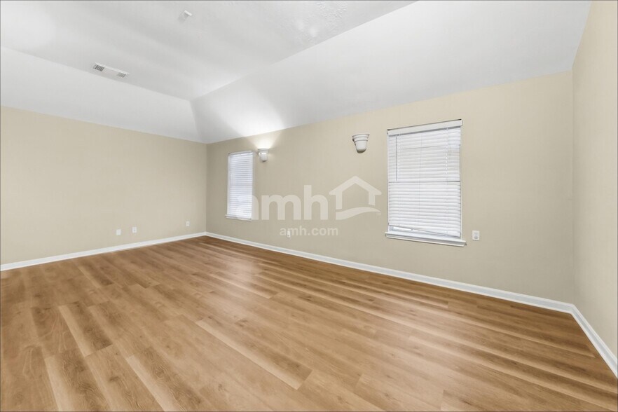 Building Photo - 3007 Valiant Elm St