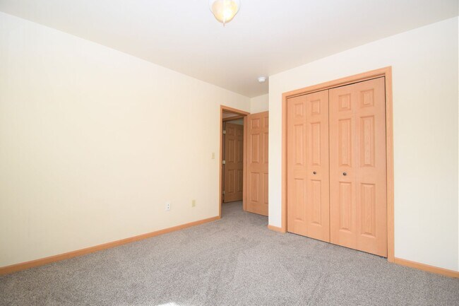 Building Photo - Nice Large 2 Bedroom 1 Bathroom Townhouse ...