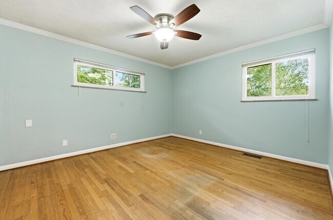 Building Photo - 205 S Palisades Dr