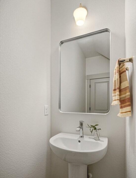 Building Photo - 1319 Oppek St NE