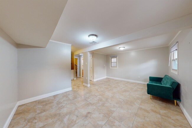 Building Photo - 59B Bleecker St