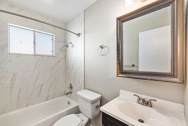 Building Photo - Updated 2 Bed 1 Bath Townhome in HAMPDEN V...