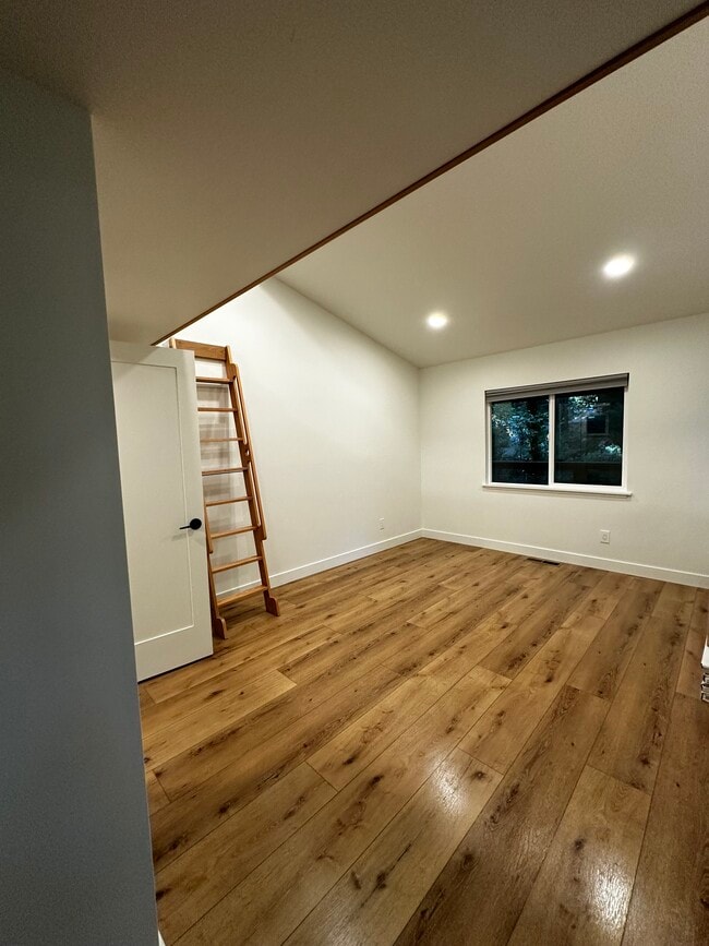 Building Photo - 206 Sequoia Rd
