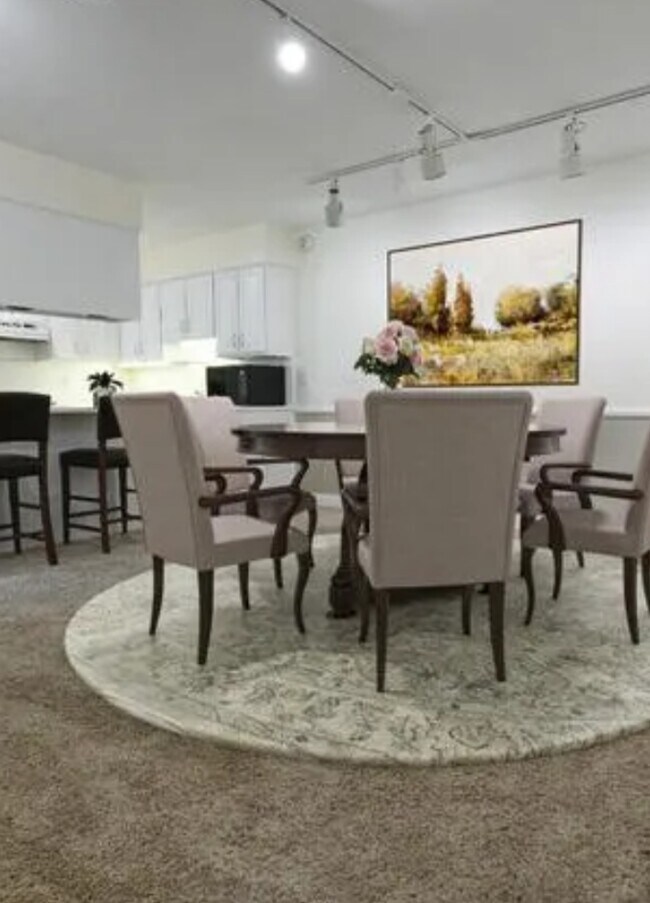 Building Photo - 245 N Vine St