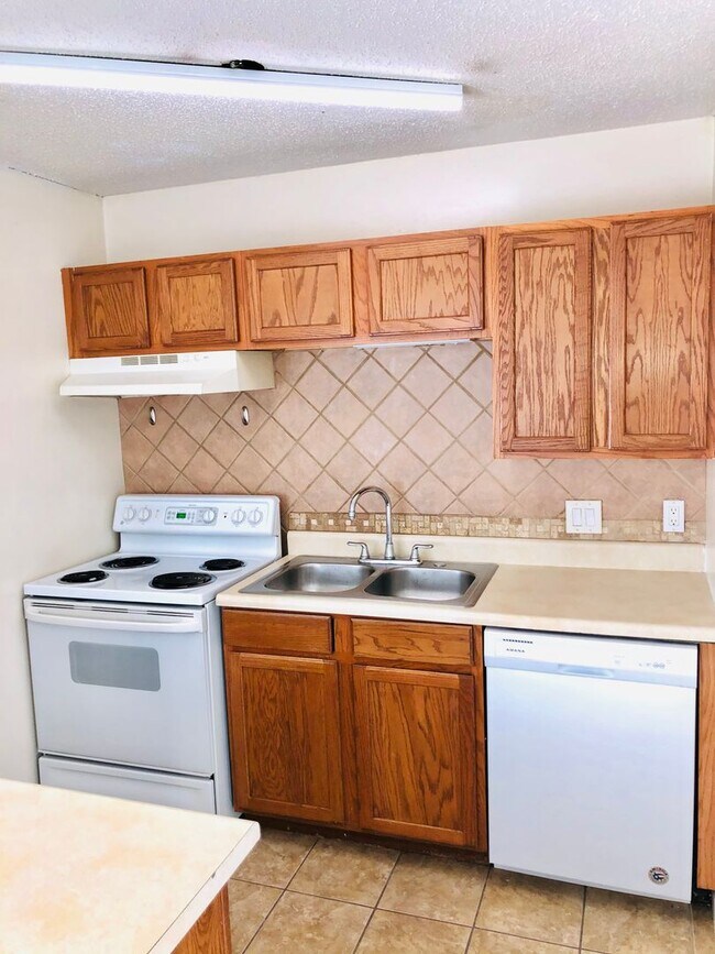 Building Photo - Spacious Apartment!