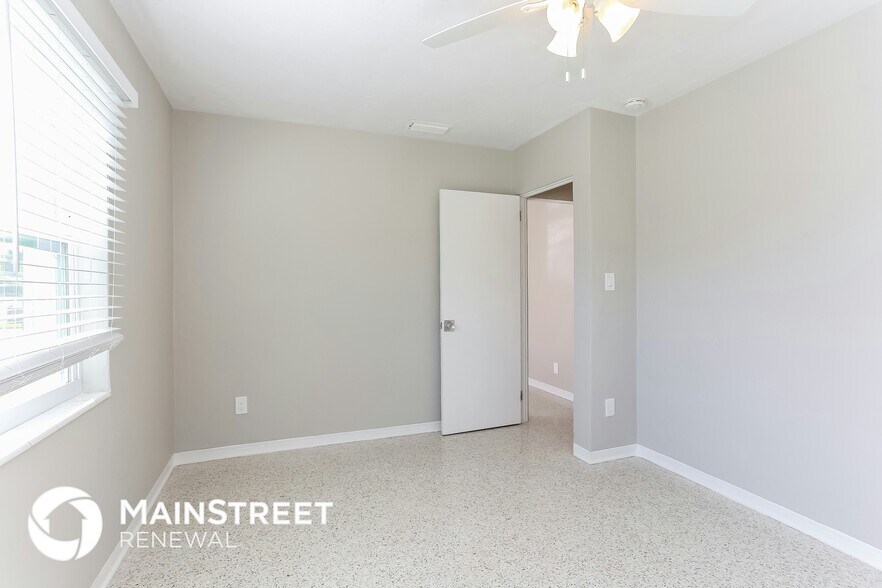 Building Photo - 7941 23rd Ave N