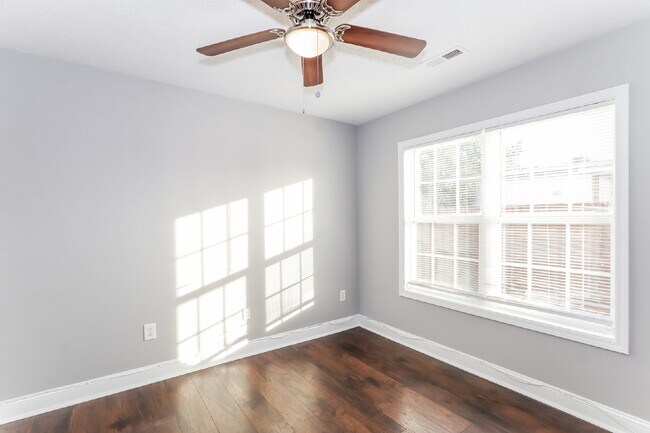 Building Photo - "Spacious 4-Bed, 3-Bath Haven in Myrtle Beach - Your Perfect Coastal Retreat!"