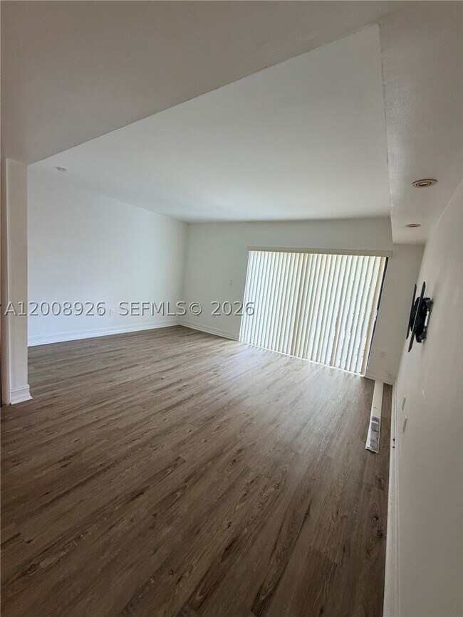 Building Photo - 3225 Bird IV3